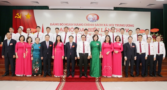 Ban Chấp hành Đảng bộ NHCSXH TW nhiệm kỳ 2020 - 2025 ra mắt Đại hội.