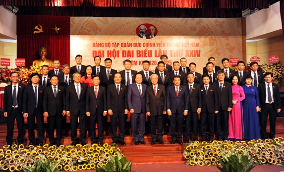 Các đại biểu chúc mừng Đại hội.