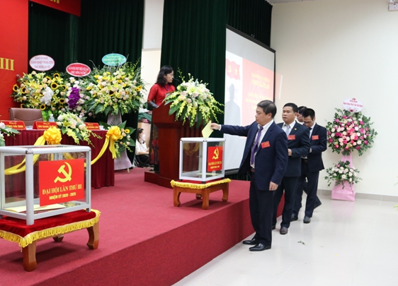 Các đại biểu bỏ phiếu bầu Ban Chấp hành Đảng bộ NHPT nhiệm kỳ 2020 - 2025.