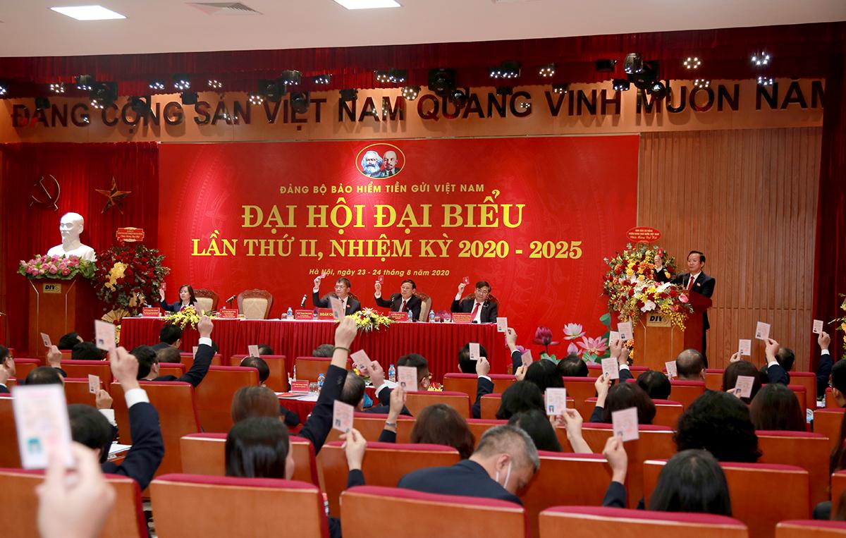 Đại biểu biểu quyết thông qua các nội dung quan trọng của Đại hội.