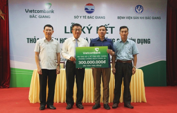 Đại diện lãnh đạo Vietcombank Bắc Giang hỗ trợ 300 triệu đồng cho Sở Y tế tỉnh Bắc Giang để phục vụ công tác phòng, chống dịch Covid-19 tại địa phương.