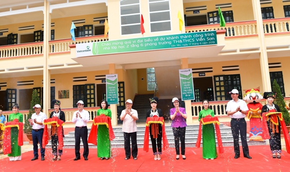 Đồng chí Trần Quốc Vượng - Ủy viên Bộ Chính trị, Thường trực Ban Bí thư và đồng chí Nghiêm Xuân Thành - Chủ tịch HĐQT Vietcombank cùng các đồng chí lãnh đạo tỉnh Yên Bái cắt băng khánh thành công trình nhà lớp học 2 tầng 6 phòng trường TH&THCS Viễn Sơn (Yên Bái) do Vietcombank hỗ trợ xây dựng.