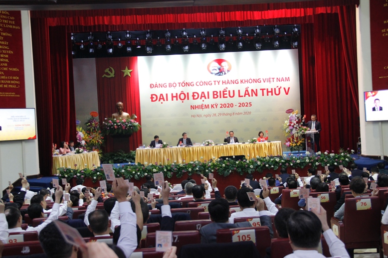 Đại biểu biểu quyết thông qua các nội dung quan trọng của Đại hội.