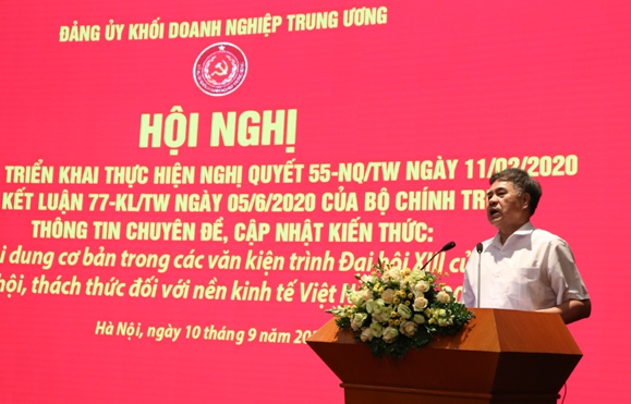 PGS.TS Phạm Viết Thông - Tổng thư ký, Ủy viên thường trực Hội đồng Lý luận Trung ương truyền đạt nội dung Chuyên đề.