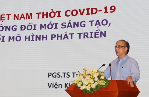 PGS.TS Trần Đình Thiên - Thành viên Tổ tư vấn kinh tế của Thủ tướng Chính phủ, nguyên Viện trưởng Viện Kinh tế Việt Nam trình bày nội dung Chuyên đề 