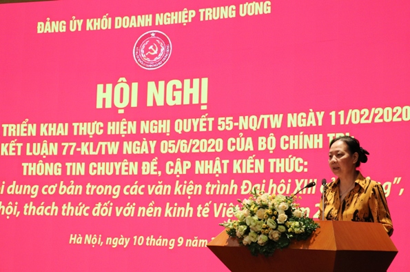 đồng chí Đoàn Thị Hồng Nga - Ủy viên BTV, Trưởng ban Tuyên giáo Đảng ủy Khối Doanh nghiệp Trung ương trình bày dự thảo Chương trình hành động của Đảng ủy Khối thực hiện Nghị quyết 55-NQ/TW của Bộ Chính trị.