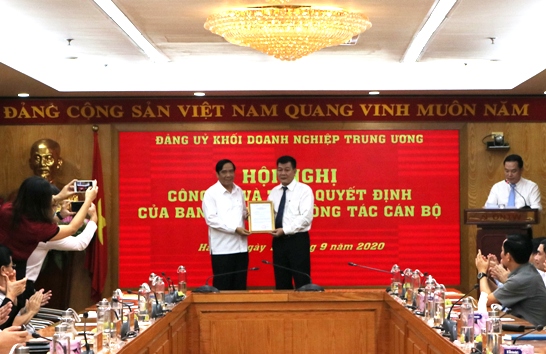 Đồng chí Nguyễn Thanh Bình, Ủy viên Trung ương Đảng, Phó Trưởng ban Thường trực Ban Tổ chức Trung ương trao quyết định phân công, điều động đồng chí Nguyễn Đức Phong làm Phó Bí thư Đảng ủy Khối Doanh nghiệp Trung ương.