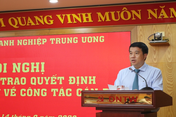 Đồng chí Y Thanh Hà Niê Kđăm - Bí thư Đảng ủy Khối Doanh nghiệp Trung ương phát biểu tại Hội nghị.