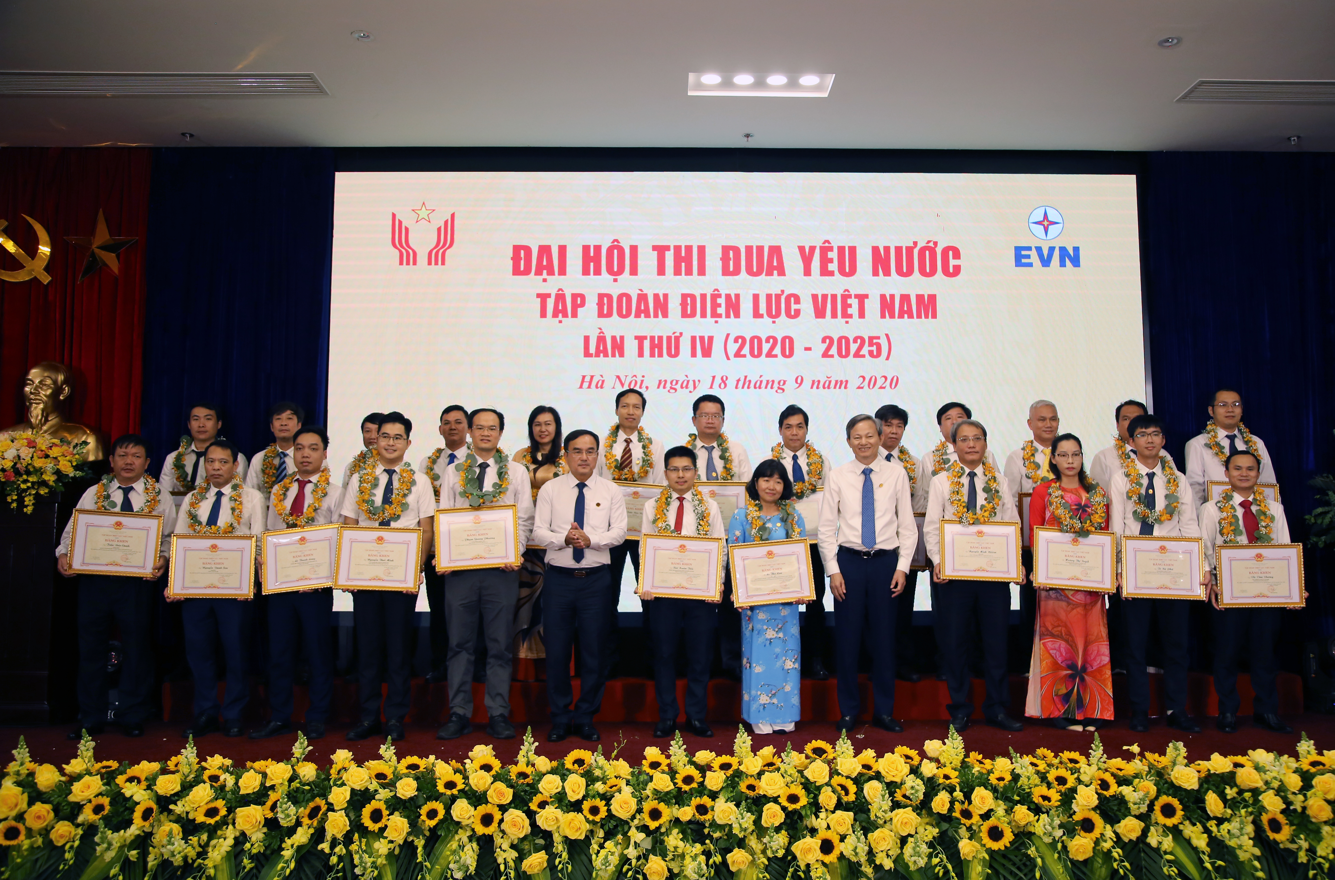 Vinh danh những cá nhân tiêu biểu trong phong trào thi đua yêu nước của EVN giai đoạn 2016-2020.