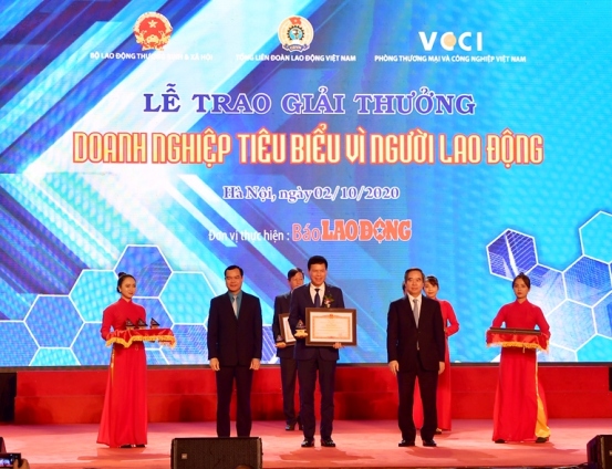 Trưởng ban Kinh tế Trung ương Nguyễn Văn Bình và Chủ tịch Tổng Liên đoàn Lao động Việt Nam Nguyễn Đình Khang trao tặng Bằng khen “Doanh nghiệp tiêu biểu vì người lao động” của Thủ tướng Chính phủ cho đại diện Vietcombank.