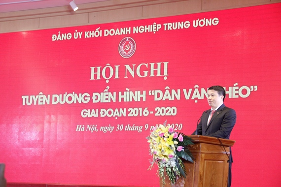 Đồng chí Y Thanh Hà Niê Kđăm - Ủy viên Dự khuyết BCH Trung ương Đảng, Bí thư Đảng ủy Khối Doanh nghiệp Trung ương đọc diễn văn ôn lại truyền thống 90 năm công tác Dân vận của Đảng.