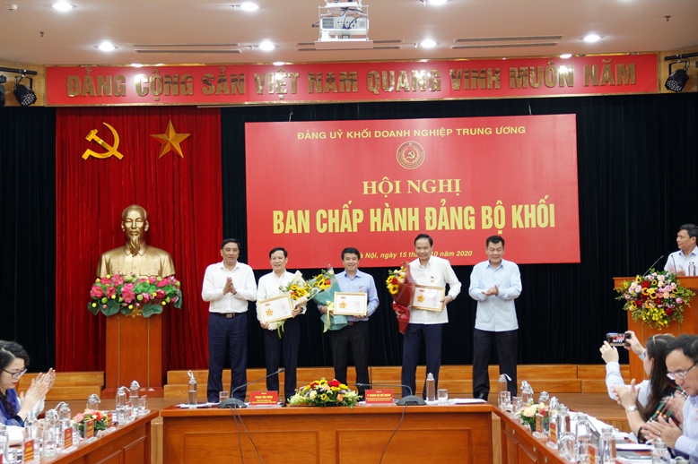 Trao Kỷ niệm chương 