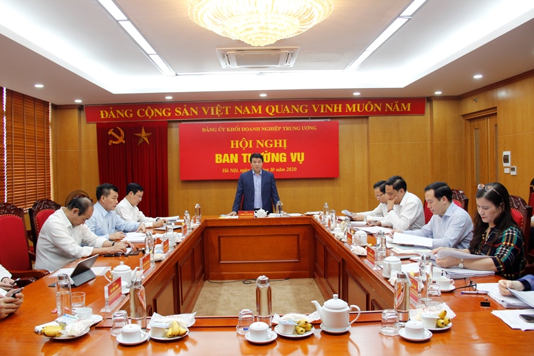 Đồng chí Y Thanh Hà Niê Kđăm - Ủy viên dự khuyết BCH Trung ương Đảng, Bí thư Đảng ủy Khối chủ trì Hội nghị Ban Thường vụ.. 