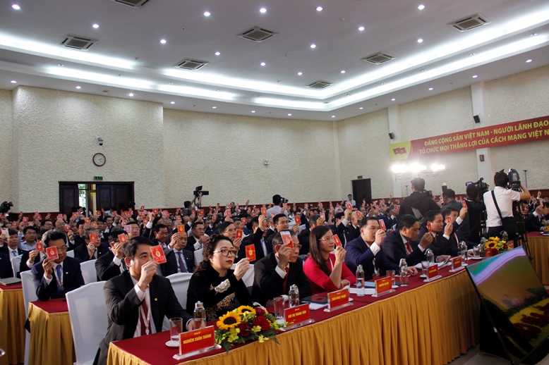 Đại biểu biểu quyết thông qua các nội dung Đại hội.