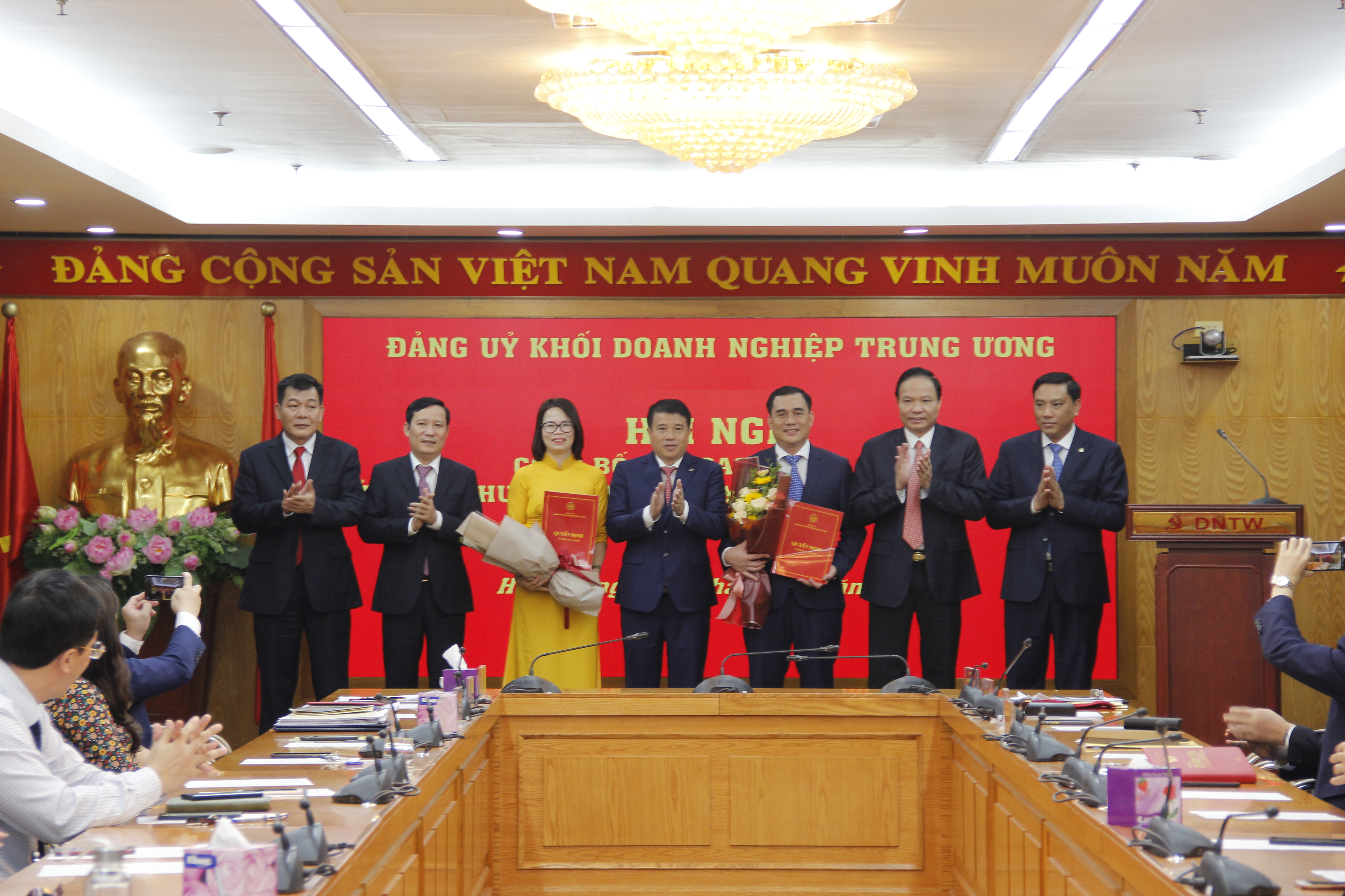 Thường trực Đảng ủy Khối chụp ảnh lưu niệm với 02 đồng chí nhận nhiệm vụ mới.