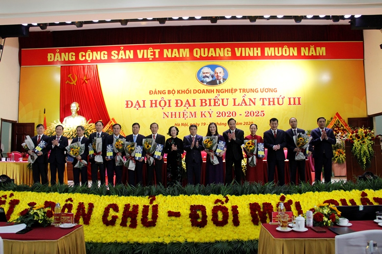 Đồng chí Trương Thị Mai, Ủy viên Bộ Chính trị, Bí thư Trung ương Đảng, Trưởng Ban Dân vận Trung ương chụp ảnh lưu niệm cùng các đồng chí Ủy viên Ban Chấp hành nhiệm kỳ 2015 – 2020 không tham gia Ban Chấp hành nhiệm kỳ 2020 – 2025.