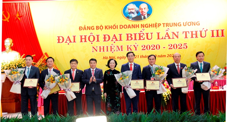 Đồng chí Trương Thị Mai, Ủy viên Bộ Chính trị, Bí thư Trung ương Đảng, Trưởng Ban Dân vận Trung ương và đồng chí Y Thanh Hà Niê Kđăm, Ủy viên dự khuyết Ban Chấp hành Trung ương Đảng, Bí thư Đảng ủy Khối Doanh nghiệp Trung ương trao bảng vinh danh và chúc mừng 07 đồng chí đại diện các đơn vị có công trình tiêu biểu chào mừng Đại hội Đảng toàn quốc lần thứ XIII.