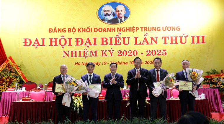 Đồng chí Phạm Tấn Công, Phó Bí thư Thường trực Đảng ủy Khối và đồng chí Lê Văn Châu Phó Bí thư Đảng ủy Khối trao bảng vinh danh và chúc mừng 05 đồng chí đại diện các đơn vị có công trình tiêu biểu chào mừng Đại hội Đảng bộ Khối lần thứ III.