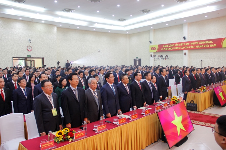 Các đại biểu làm Lễ chào cờ.