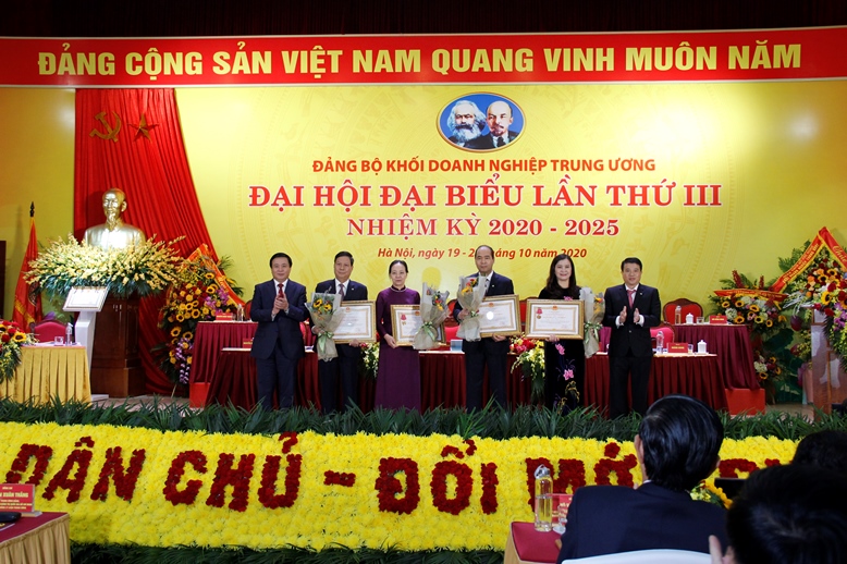 Thừa ủy quyền Chủ tịch nước, đồng chí Nguyễn Xuân Thắng, Bí thư Trung ương Đảng, Chủ tịch Hội đồng Lý luận Trung ương, Giám đốc Học viện Chính trị Quốc gia Hồ Chí Minh trao tặng Huân chương Lao động hạng Nhất, Nhì, Ba cho 04 đồng chí của Đảng ủy Khối đã có thành tích xuất sắc trong quá trình công tác, góp phần vào sự nghiệp xây dựng chủ nghĩa xã hội và bảo vệ Tổ quốc.