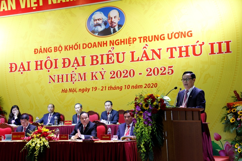 Đồng chí Phạm Tấn Công - Phó Bí thư Thường trực Đảng ủy Khối điều hành một số nội dung tại Đại hội..