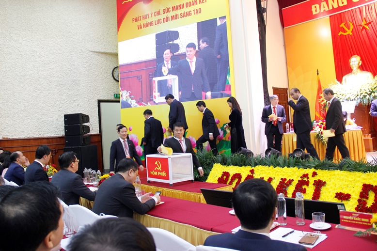 Các đại biểu bỏ phiếu bầu Ban Chấp hành Đảng bộ Khối Doanh nghiệp Trung ương nhiệm kỳ 2020 - 2025.