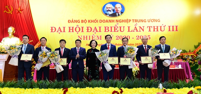 Đồng chí Trương Thị Mai, Ủy viên Bộ Chính trị, Bí thư Trung ương Đảng, Trưởng Ban Dân vận Trung ương và đồng chí Y Thanh Hà Niê Kđăm, Ủy viên dự khuyết Ban Chấp hành Trung ương Đảng, Bí thư Đảng ủy Khối Doanh nghiệp Trung ương trao bảng vinh danh và chúc mừng 07 đồng chí đại diện các đơn vị có công trình tiêu biểu chào mừng Đại hội Đảng toàn quốc lần thứ XIII