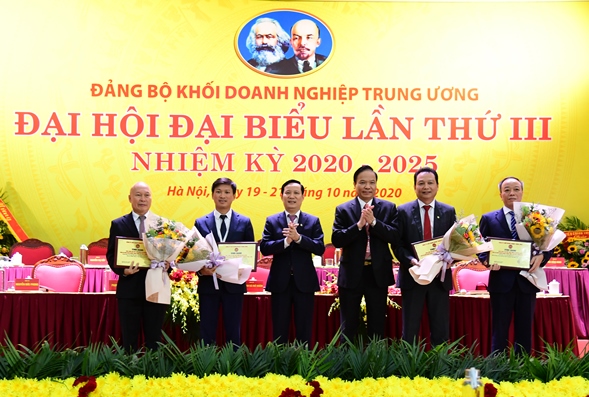 Đồng chí Phạm Tấn Công, Phó Bí thư Thường trực Đảng ủy Khối và đồng chí Lê Văn Châu, Phó Bí thư Đảng ủy Khối trao  bảng vinh danh và chúc mừng 07 đồng chí đại diện các đơn vị có công trình tiêu biểu chào mừng Đại hội đại biểu Đảng bộ Khối Doanh nghiệp Trung ương lần thứ III, nhiệm kỳ 2020 - 2025