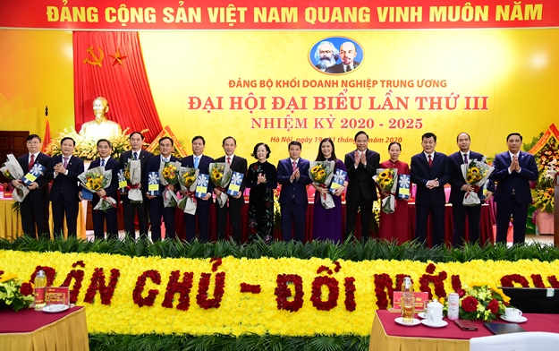 Đồng chí Trương Thị Mai, Ủy viên Bộ Chính trị, Bí thư Trung ương Đảng, Trưởng Ban Dân vận Trung ương chụp ảnh lưu niệm cùng các đồng chí Ủy viên Ban Chấp hành Đảng bộ Khối nhiệm kỳ 2015 – 2020 không tham gia nhiệm kỳ 2020 – 2025.