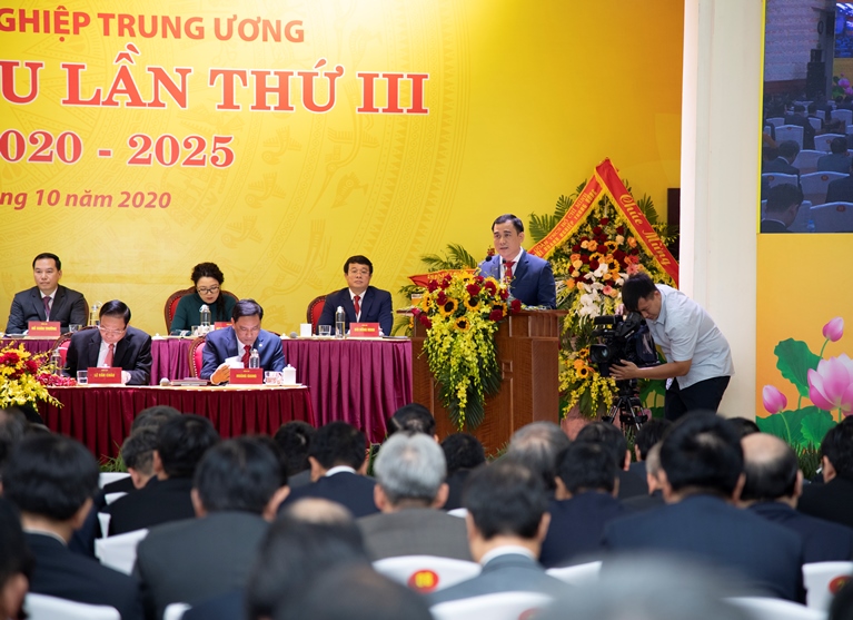 Đồng chí Vũ Đức Tú, Trưởng đoàn thư ký lên đọc dự thảo Nghị quyết Đại hội đại biểu Đảng bộ Khối Doanh nghiệp Trung ương lần thứ III, nhiệm kỳ 2020 - 2025.