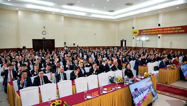 Các đại biểu biểu quyết thông qua Nghị quyết Đại hội.