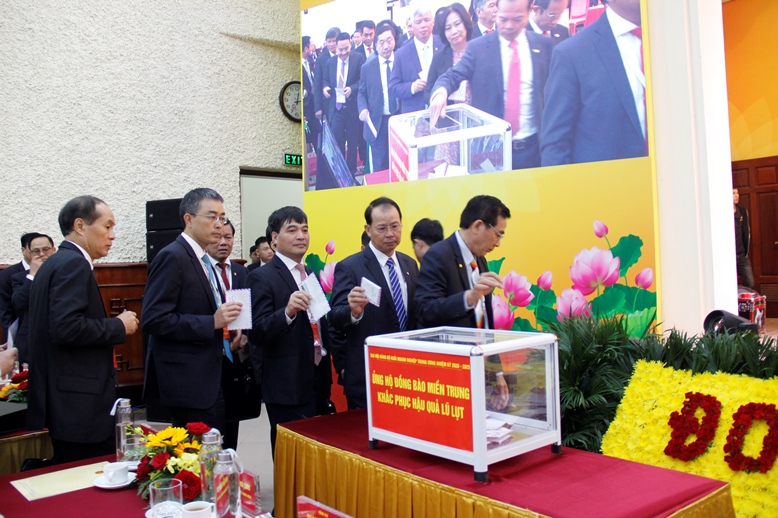 Tại Đại hội, các đại biểu tham gia quyên góp, ủng hộ đồng bào miền Trung bị thiệt hại nặng nề do bão lũ gây ra.