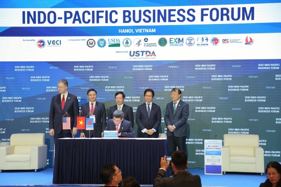 Tổng giám đốc PV GAS Dương Mạnh Sơn ký thoả thuận.