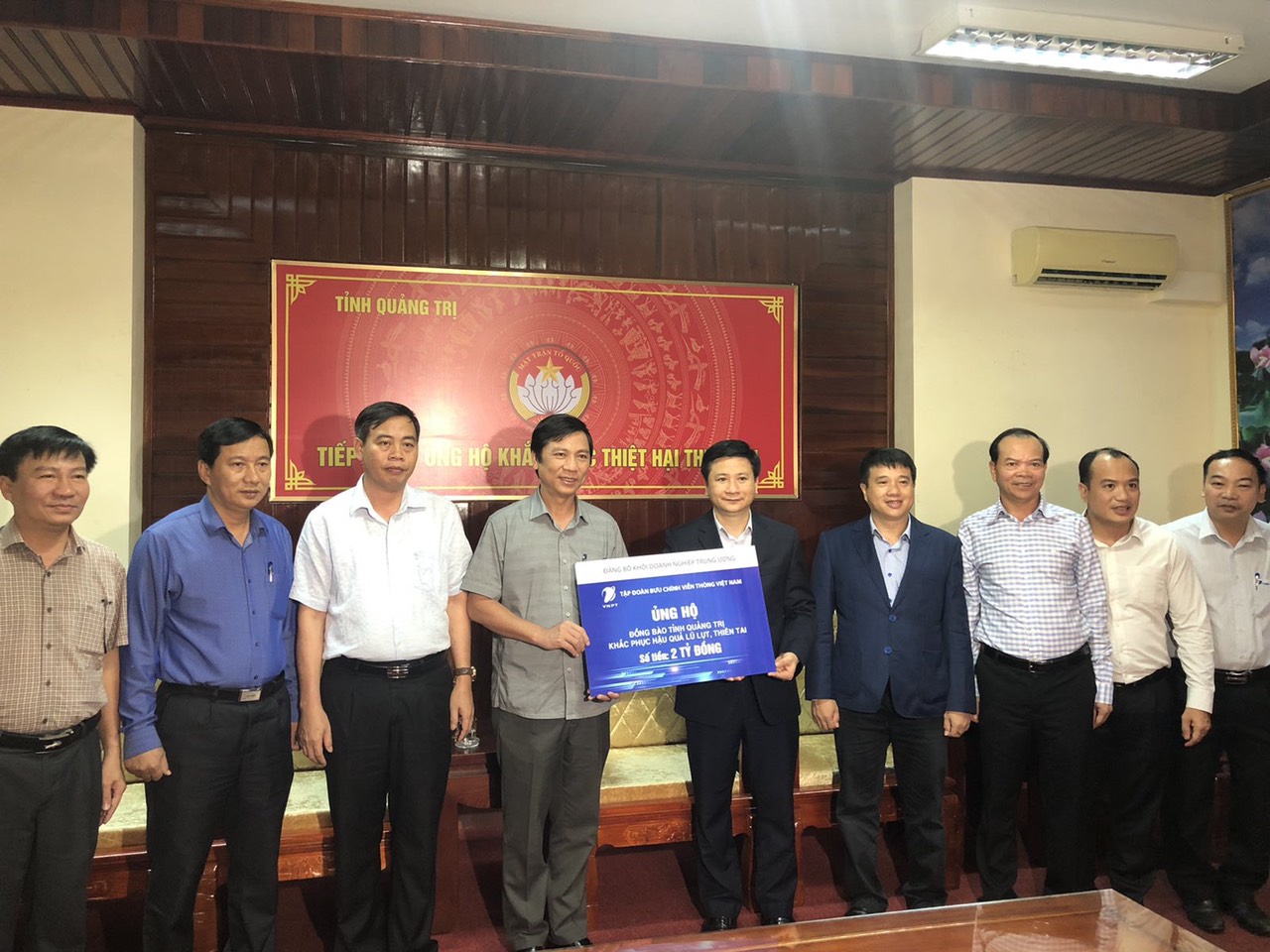 Đoàn công tác của Đảng ủy Khối Doanh nghiệp Trung ương do đồng chí Y Thanh Hà Niê Kđăm, Ủy viên dự khuyết Ban Chấp hành Trung ương Đảng, Bí thư Đảng ủy Khối làm Trưởng đoàn cùng đại diện các tập đoàn, tổng công ty, ngân hàng trong Khối đến thăm, động viên và trao tiền ủng hộ cho đồng bào tỉnh Quảng Trị.