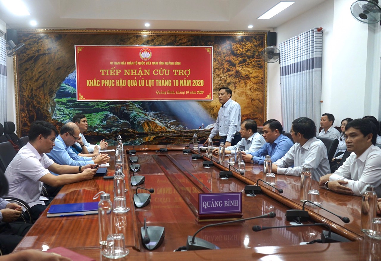 Đồng chí Hoàng Giang, Phó Bí thư Đảng ủy Khối Doanh nghiệp Trung ương chia sẻ những mất mát với đồng bào bị thiệt hại do mưa lũ ở tỉnh Quảng Bình.