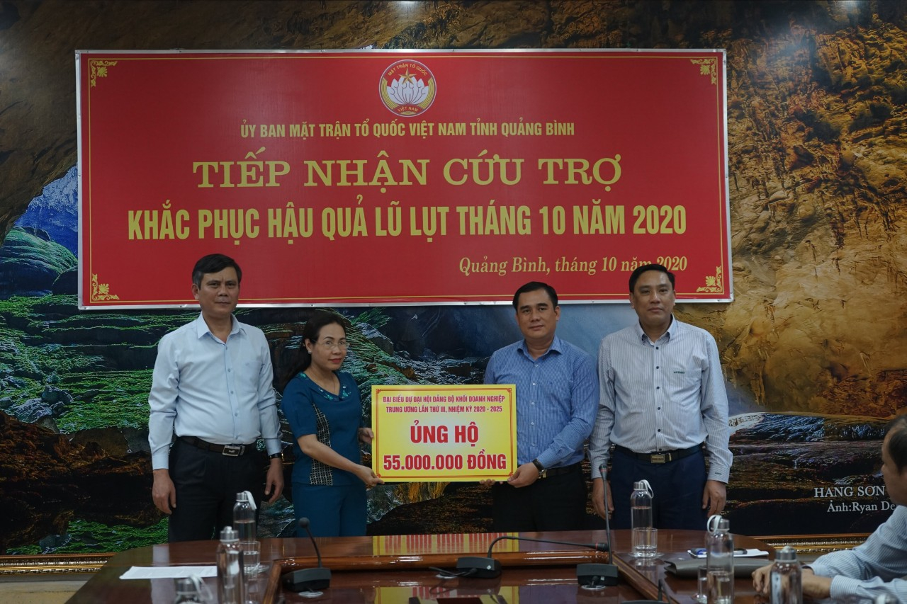 Ủy ban MTTQ Việt Nam tỉnh Quảng Bình tiếp nhận ủng hộ từ các doanh nghiệp, đơn vị, ngân hàng trong Khối hỗ trợ khắc phục thiệt hại do thiên tai gây ra.