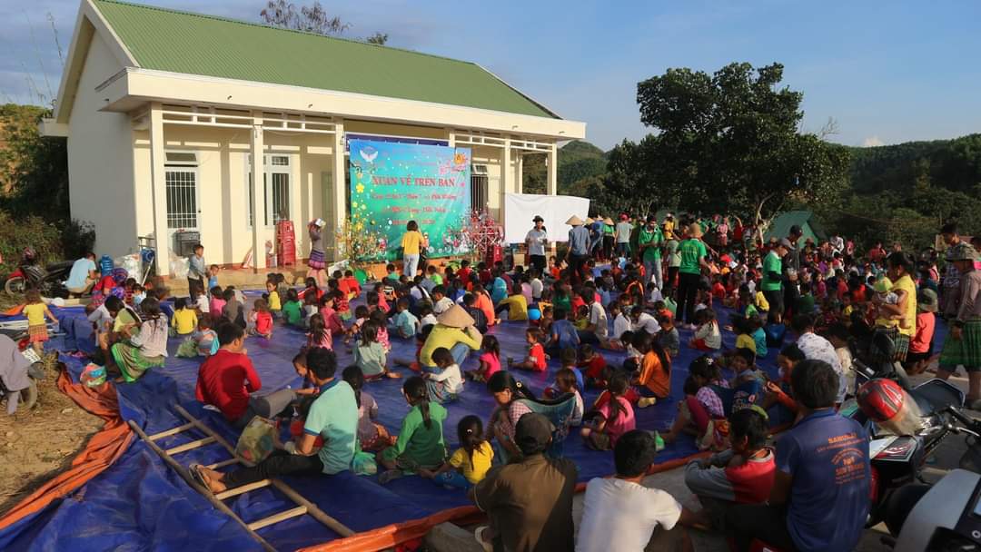 Tổ chức phát quà cho các em thiếu nhi trong chuyến thiện nguyện.