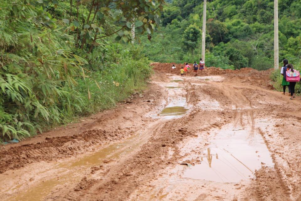 Con đường đến trường hằng ngày của các em.