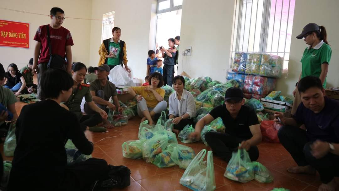 Các thanh niên tình nguyện chia quà quyên góp từ các mạnh thường quân.