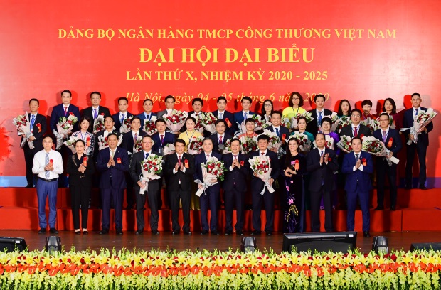 2.	Đồng chí Y Thanh Hà Niê Kđăm - Ủy viên Dự khuyết Ban Chấp hành Trung ương Đảng, Bí thư Đảng ủy Khối DNTW, cùng các đồng chí Lãnh đạo tặng hoa chúc mừng Ban Chấp hành Đảng bộ NHCTVN khóa X, nhiệm kỳ 2020 - 2025.