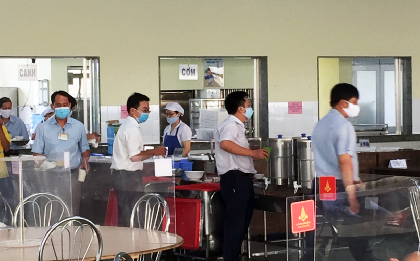 Thực hiện đeo khẩu trang và giãn cách khi lấy đồ ăn tại nhà ăn ca.