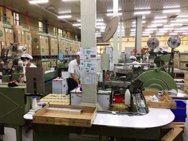 Tiếng máy vẫn rộn ràng ngày đêm tại Công ty Thuốc là Sài Gòn.