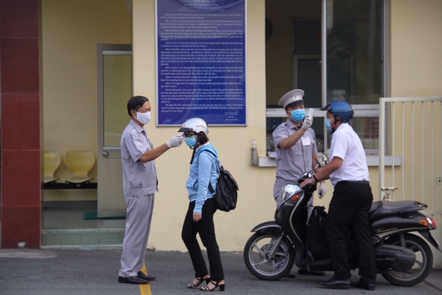 Duy trì đo thân nhiệt khi đến công ty làm việc.