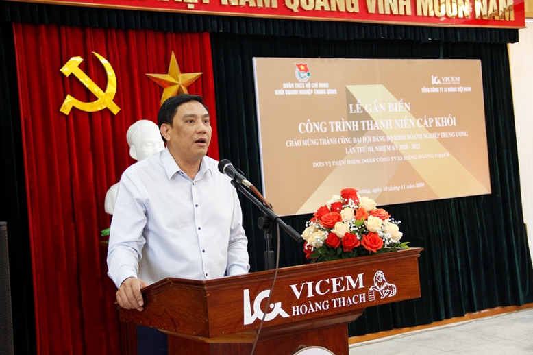 Đồng chí Hoàng Giang, Phó Bí thư Đảng ủy Khối Doanh nghiệp Trung ương biểu dương Chi đoàn Sửa chữa thuộc Đoàn Công ty Xi măng Vicem Hoàng Thạch.