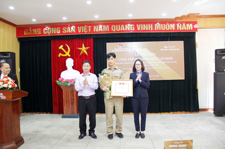 đồng chí Hoàng Thị Minh Thu, Ủy viên Ban Chấp hành Đảng bộ Khối Doanh nghiệp Trung ương, Bí thư Đoàn Khối DNTW  và đồng chí Phan Minh Đức, Phó Bí thư Thường trực Đảng ủy Tổng công ty Xi măng Việt Nam trao Bằng khen và hoa chúc mừng Chi đoàn Sửa chữa.
