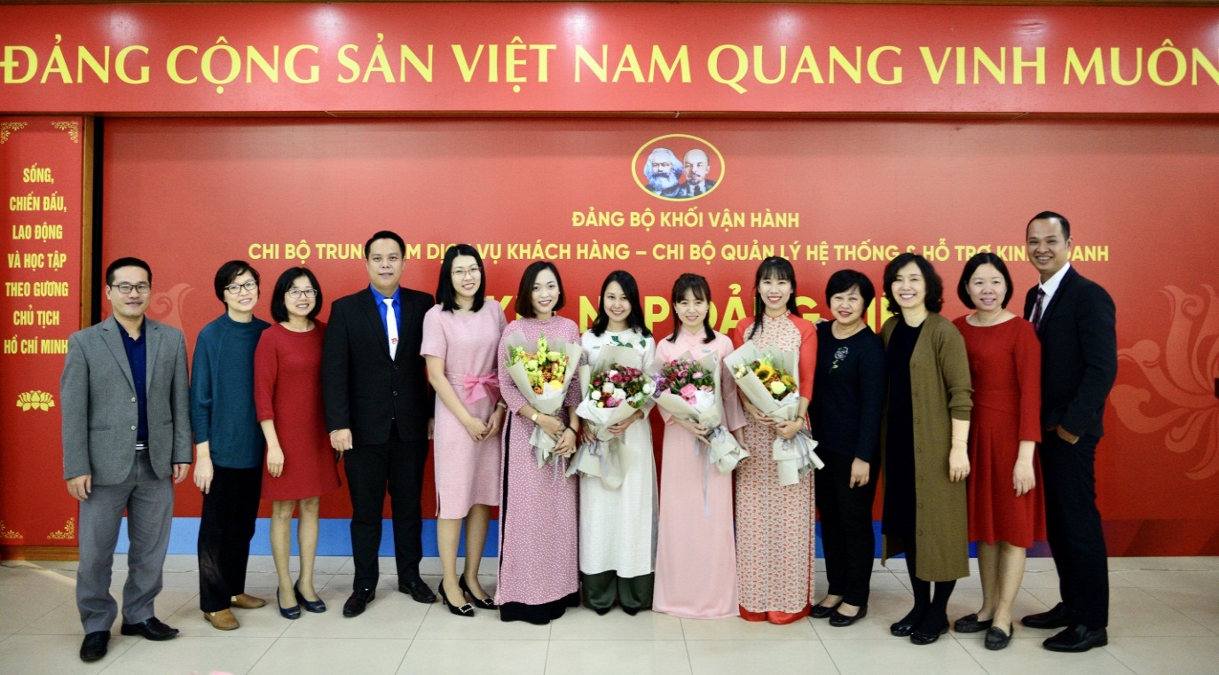 Lễ Kết nạp đảng viên của Chi bộ Trung tâm Dịch vụ Khách hàng.