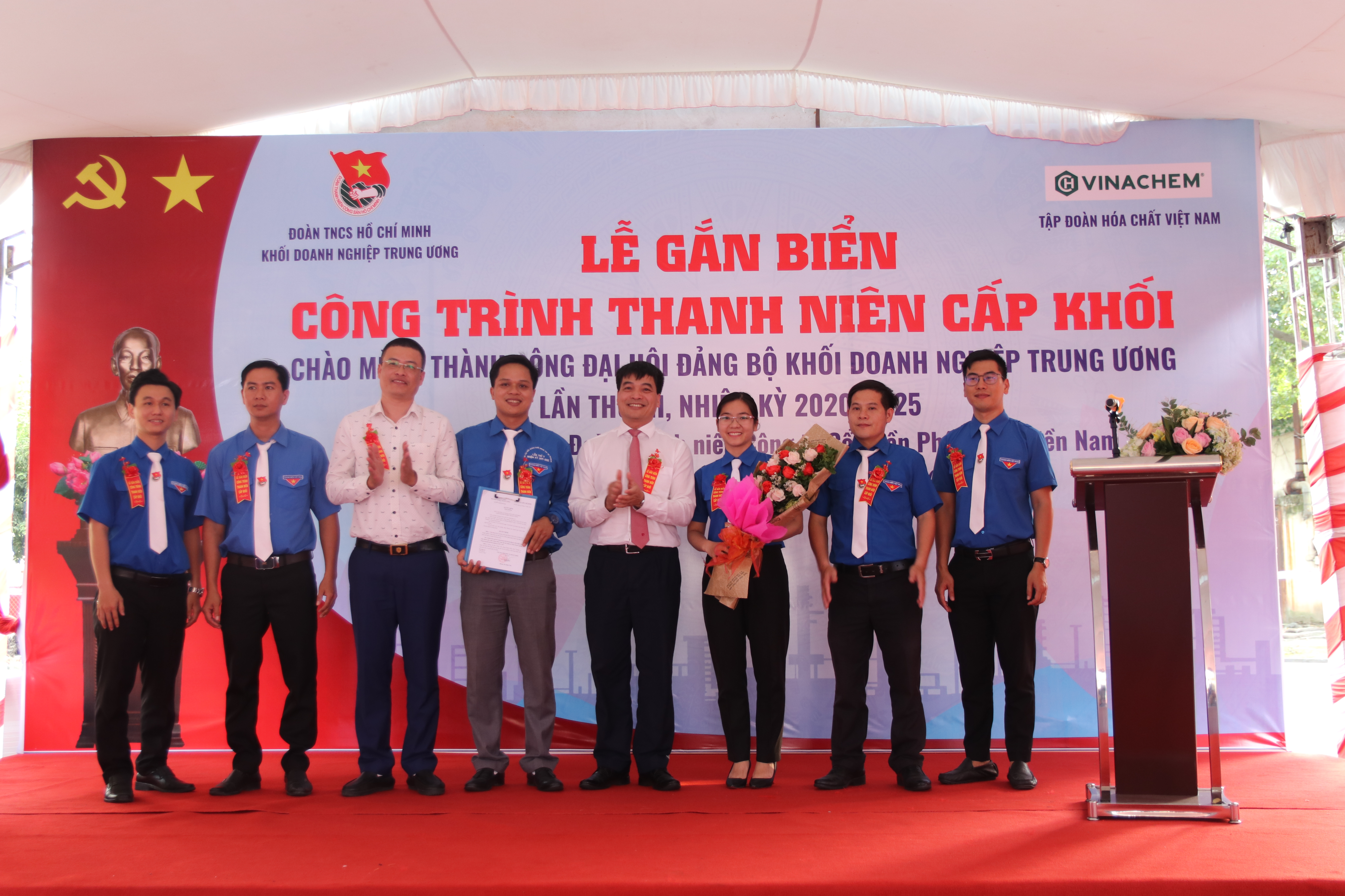 Đồng chí Nguyễn Văn Quyết, Ủy viên Trung ương Hội Liên hiệp Thanh niên Việt Nam, Phó Bí thư Đoàn Khối trao Quyết định công nhận Công trình thanh niên cấp Đoàn Khối