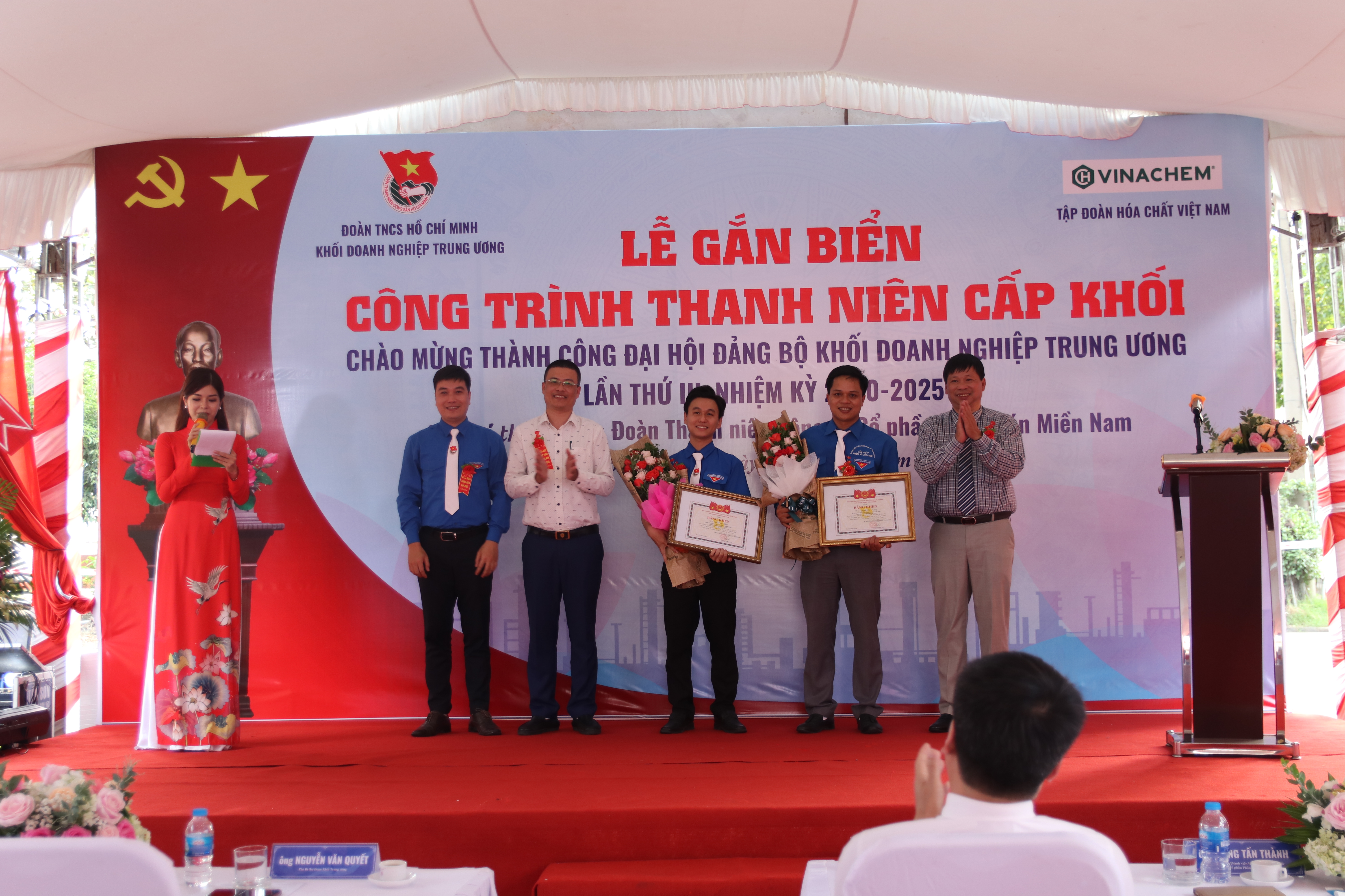 Thường trực Đoàn Khối và lãnh đạo Công ty CP Phân bón Miền Nam trao Bằng khen và tặng hoa các tập thể, cá nhân có thành tích xuất sắc trong phong trào thi đua đảm nhận công trình thanh niên chào mừng thành công Đại hội Đảng bộ Khối Doanh nghiệp Trung ương lần thứ III, nhiệm kỳ 2020 - 2025