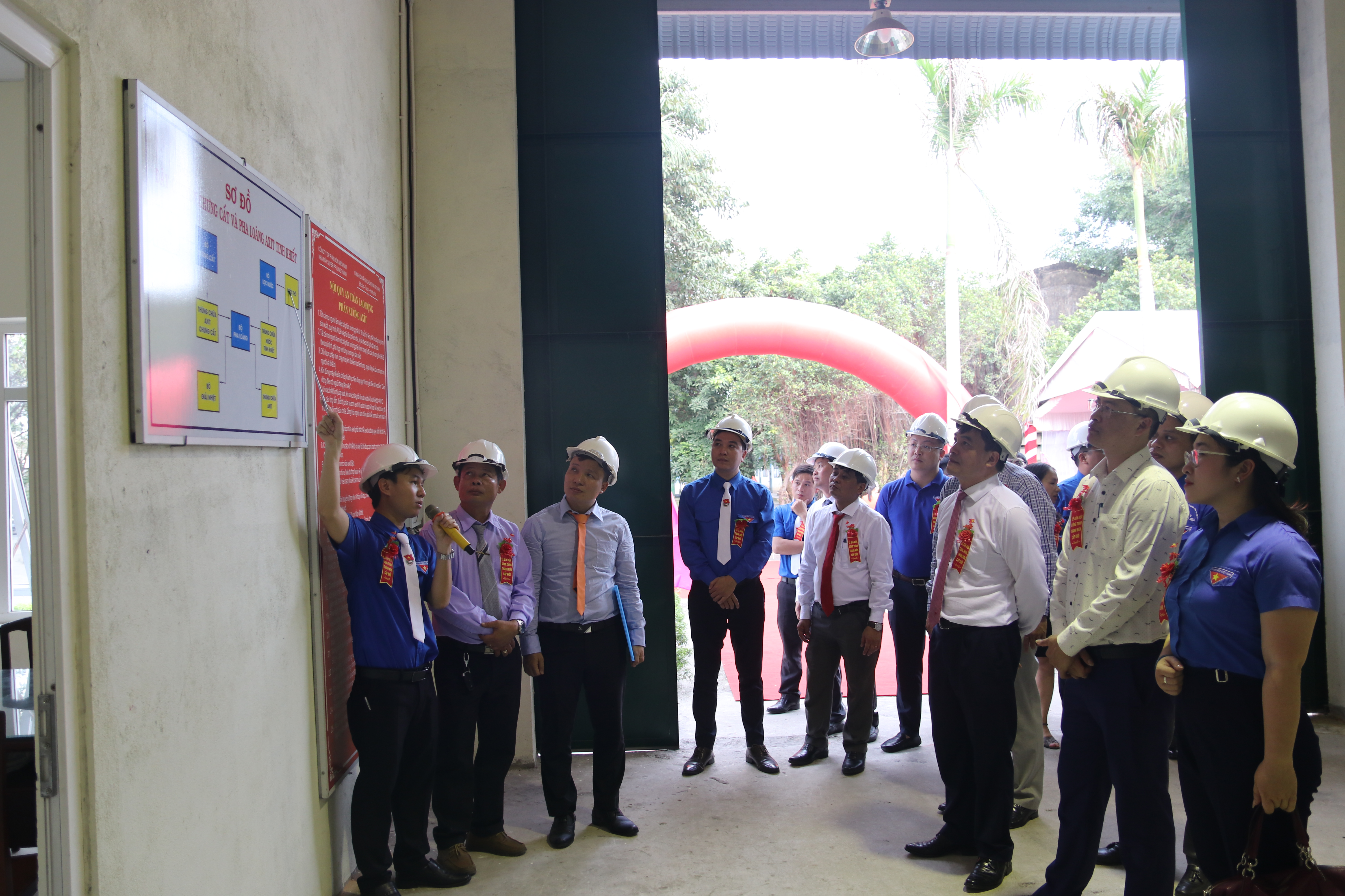 Các đại biểu thăm quan dây chuyền sản xuất axit H2SO4 kỹ thuật hàm lượng 32% và 50%