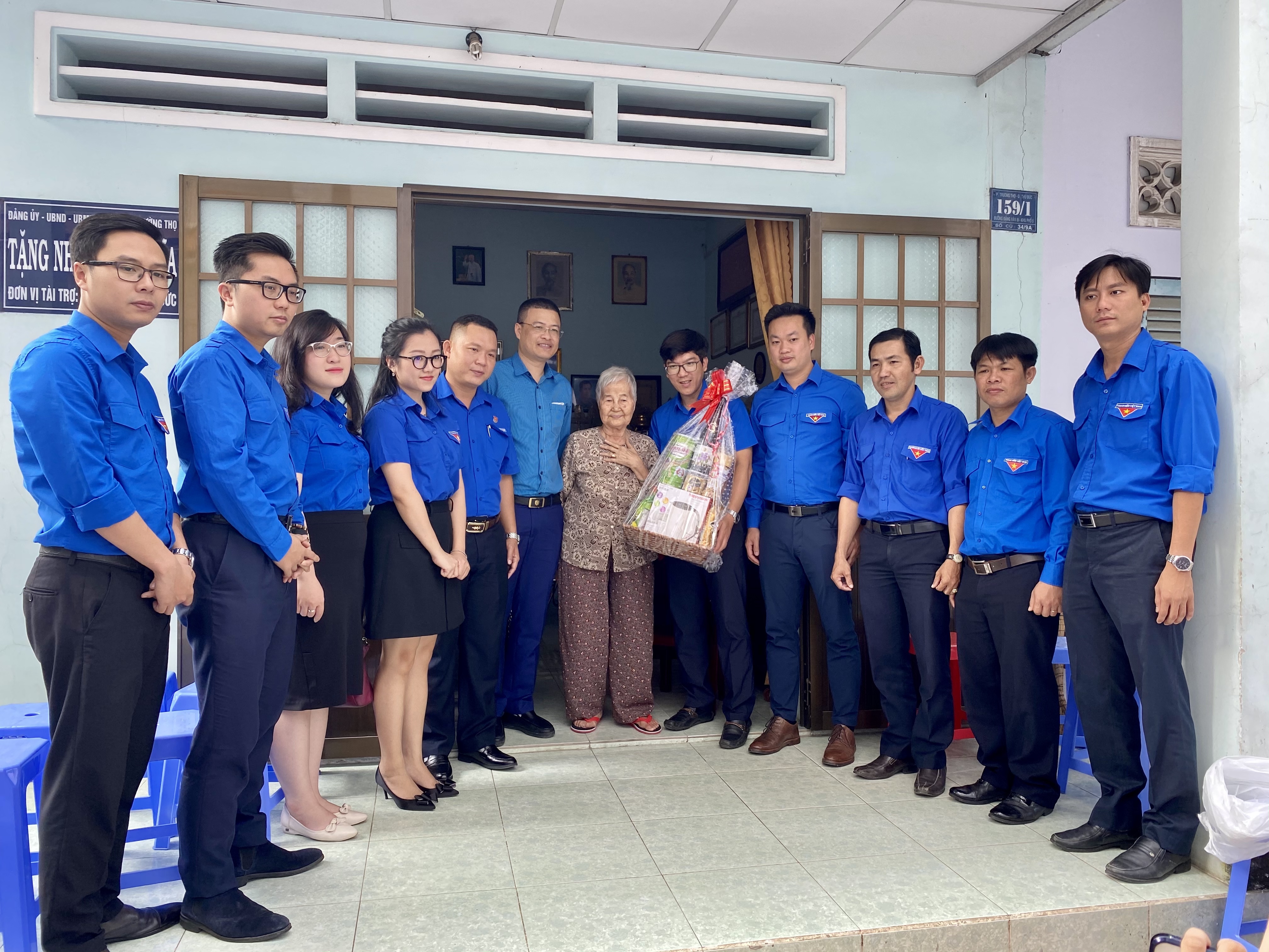 Đoàn công tác tới thăm và tặng quà Mẹ Việt Nam Anh hùng Nguyễn Thị Khâm đang sinh sống tại quận Thủ Đức, Thành phố Hồ Chí Minh 